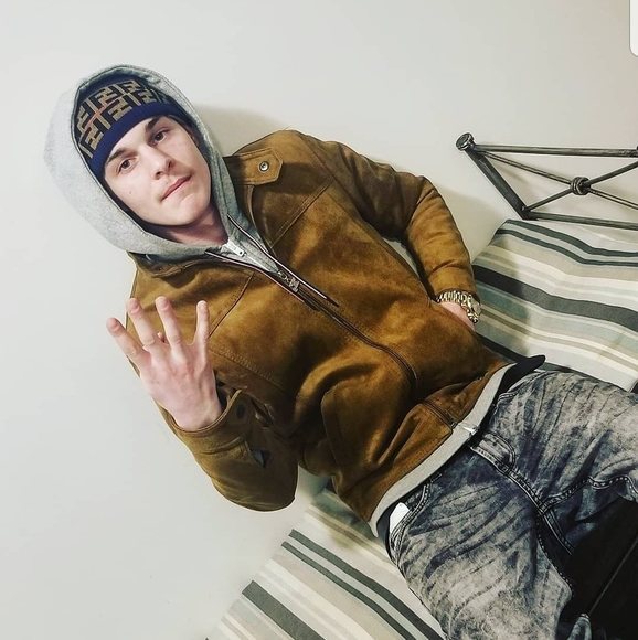 Meet your Posher, Kyle - Picture 1 of 1